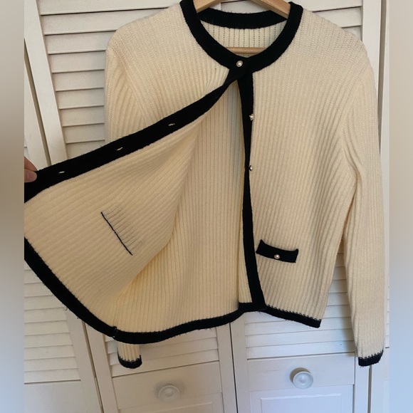 Classic cream and black sweater - Picture 2 of 3